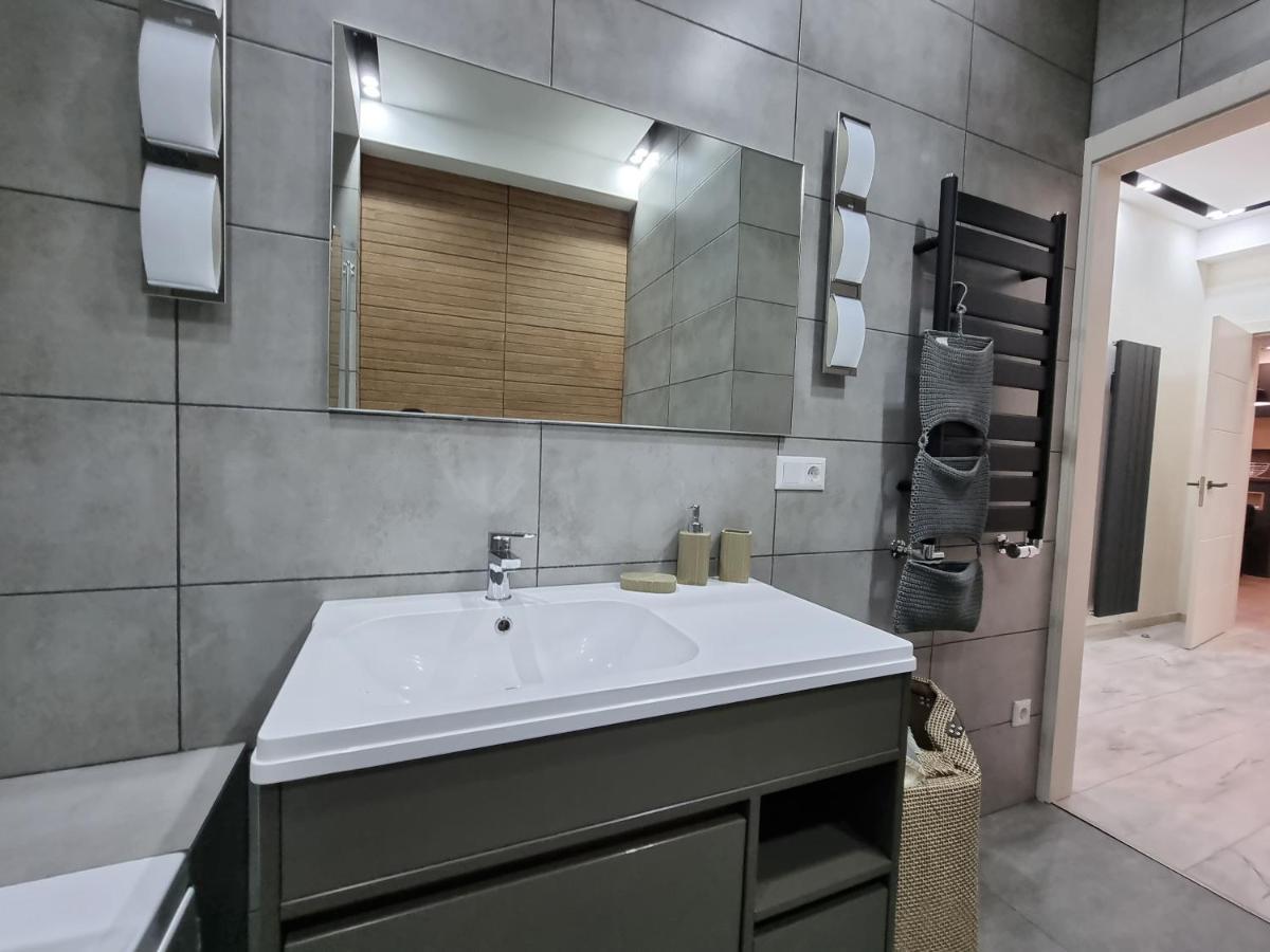 Diplomat The Best Ultra Central Apartaments คีชีเนา ภายนอก รูปภาพ