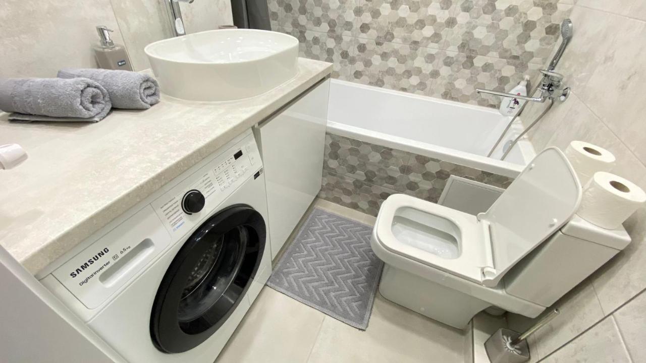 Diplomat The Best Ultra Central Apartaments คีชีเนา ภายนอก รูปภาพ